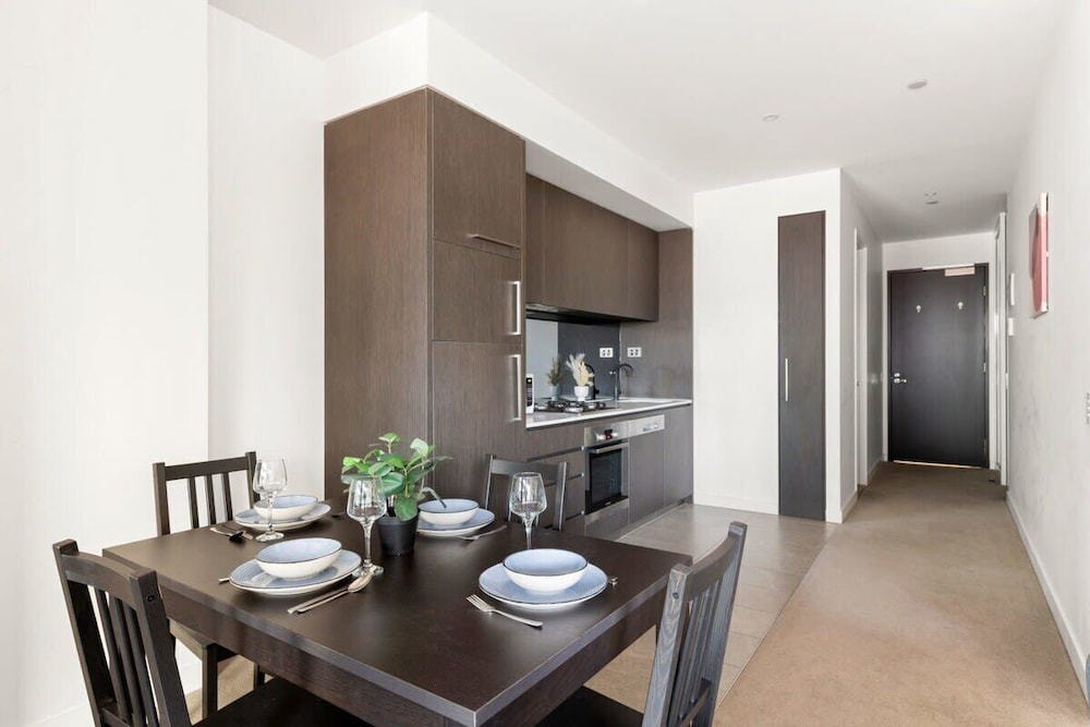 Stylish & Modern 2BR Apt Near Victoria Market