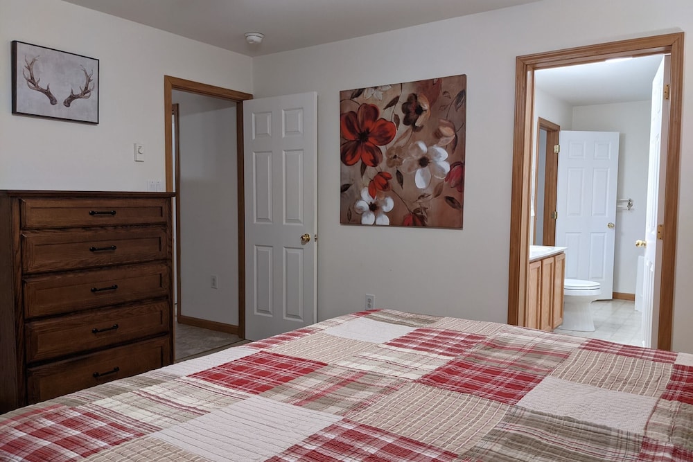 Mews Mountain House by Avantstay Walk to Beach, Hot Tub, Game Room view 2