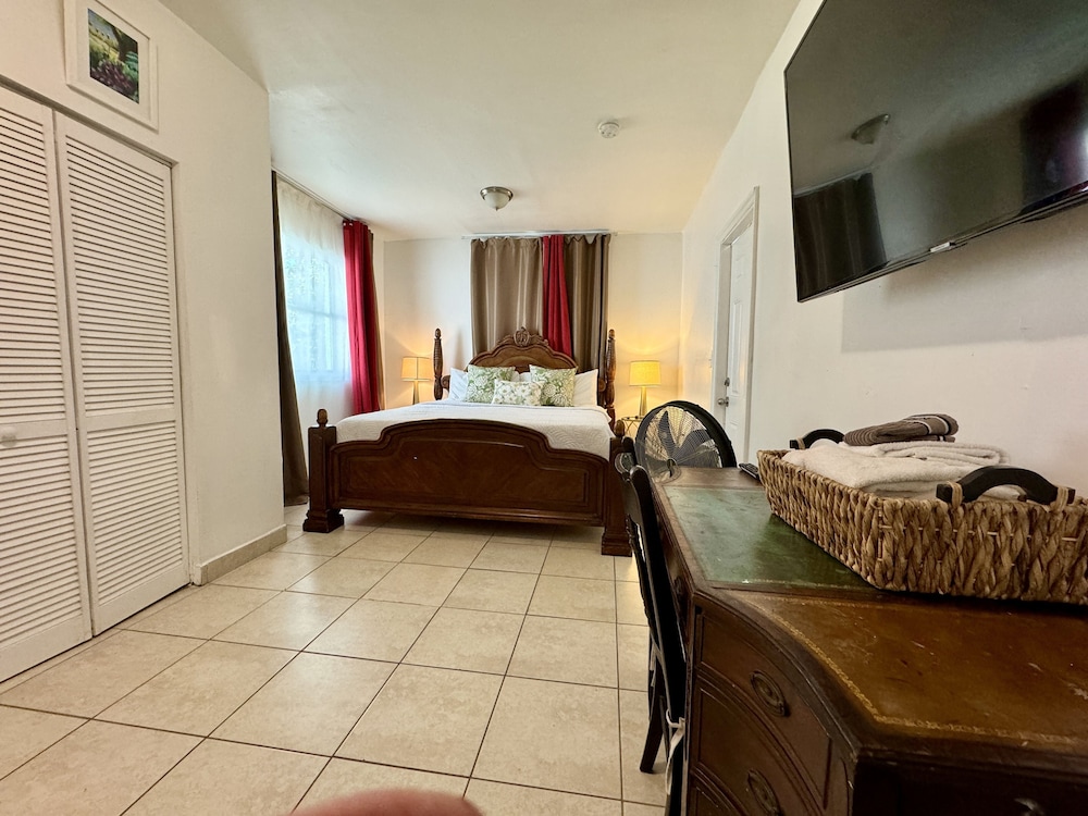 Miami Vacation Home 4 bedroom Parking.