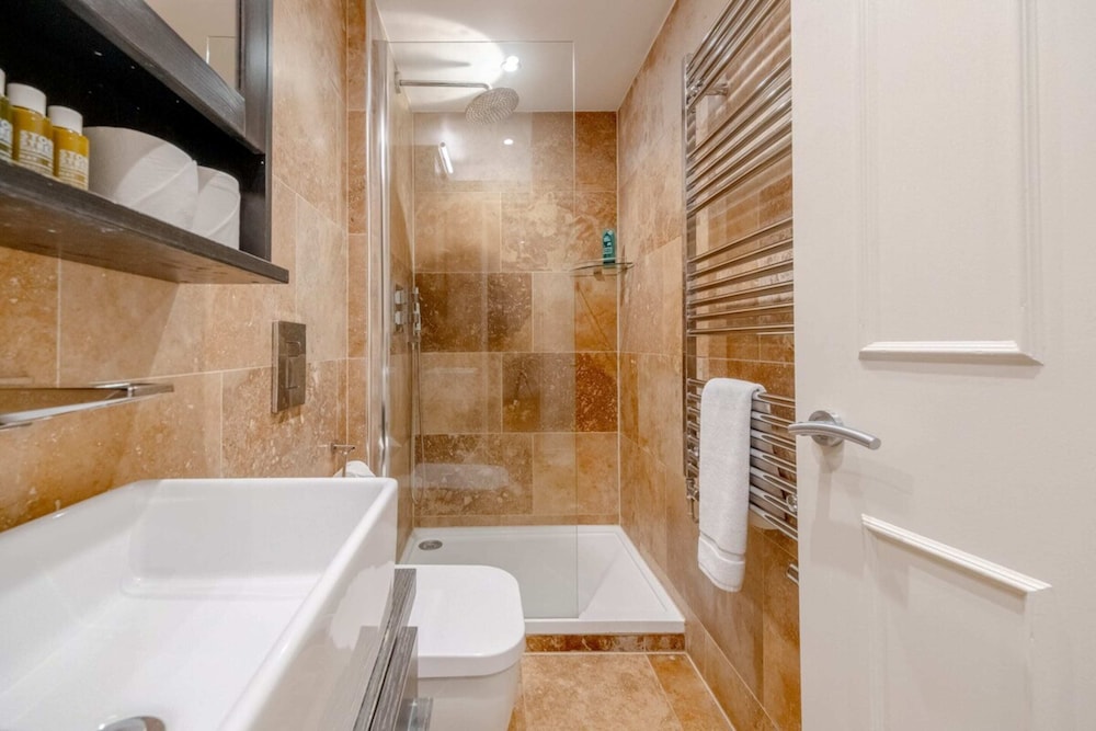 Gorgeous 2BD Flat With Patio - South Kensington!