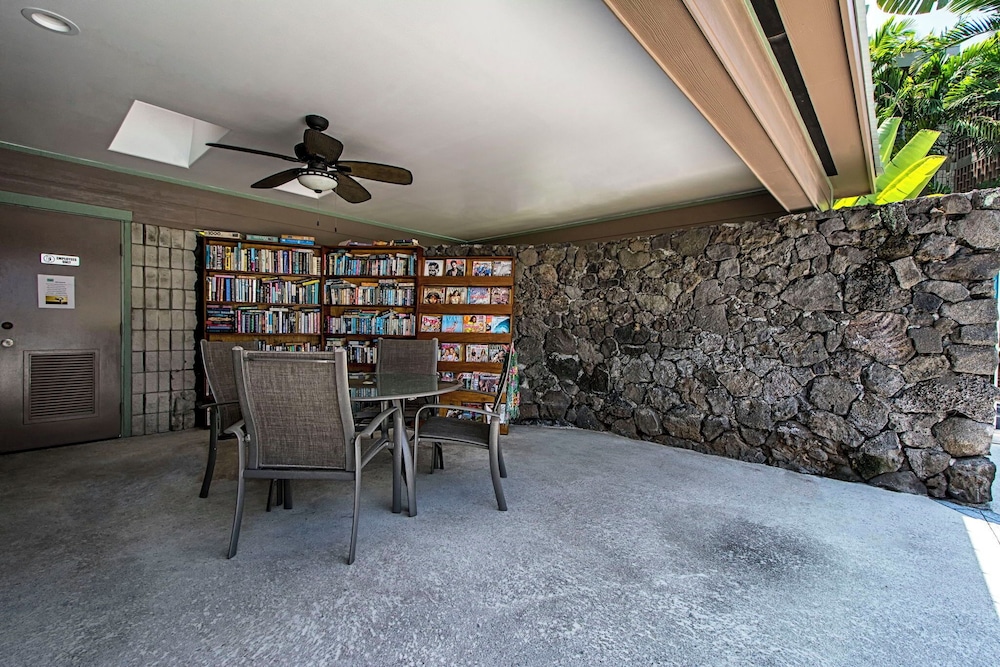 Oceanview Kona Condo - Pool, Lanai, Walk to Town - Vrkcv