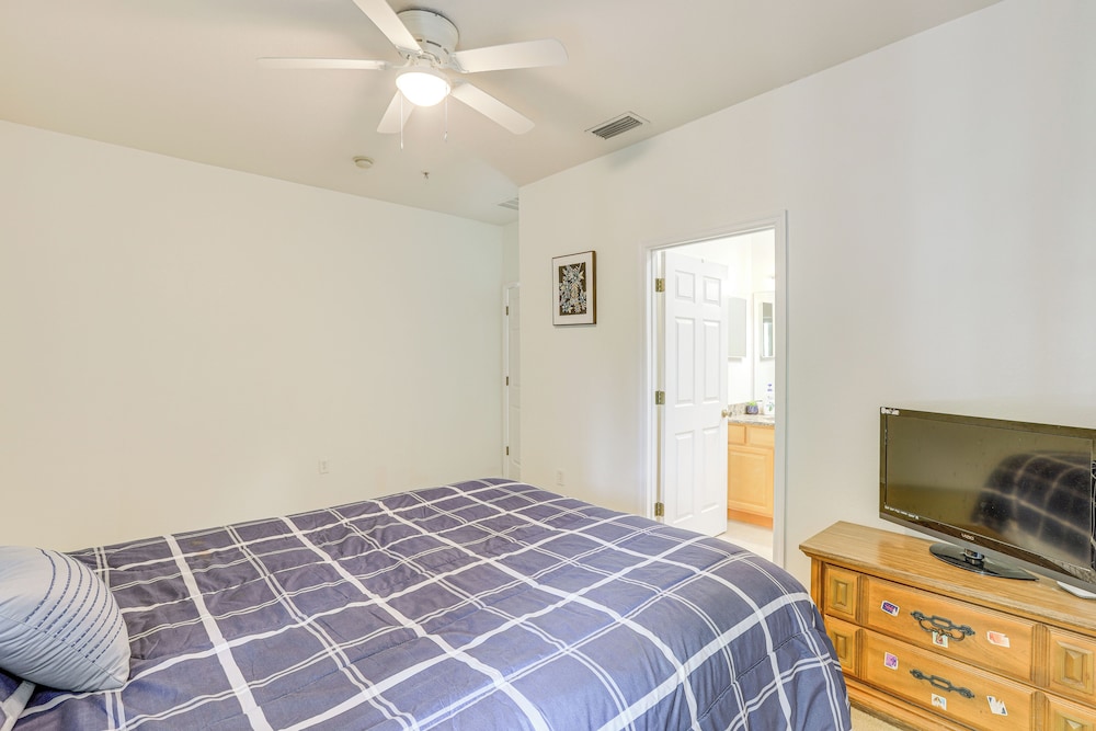 1 Mi to UF: Modern Townhome w/ Balcony