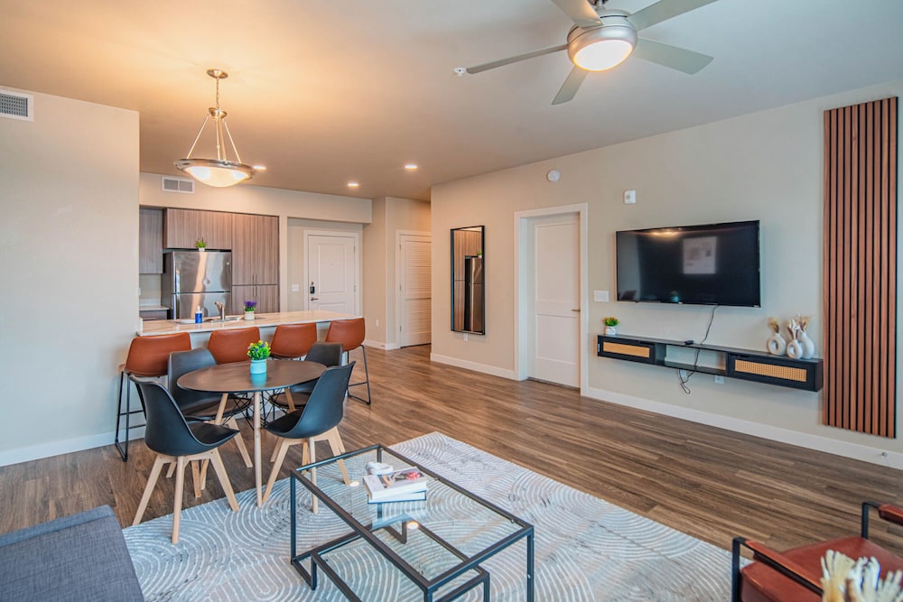 ROVE LIVING/KL - V on Broadway