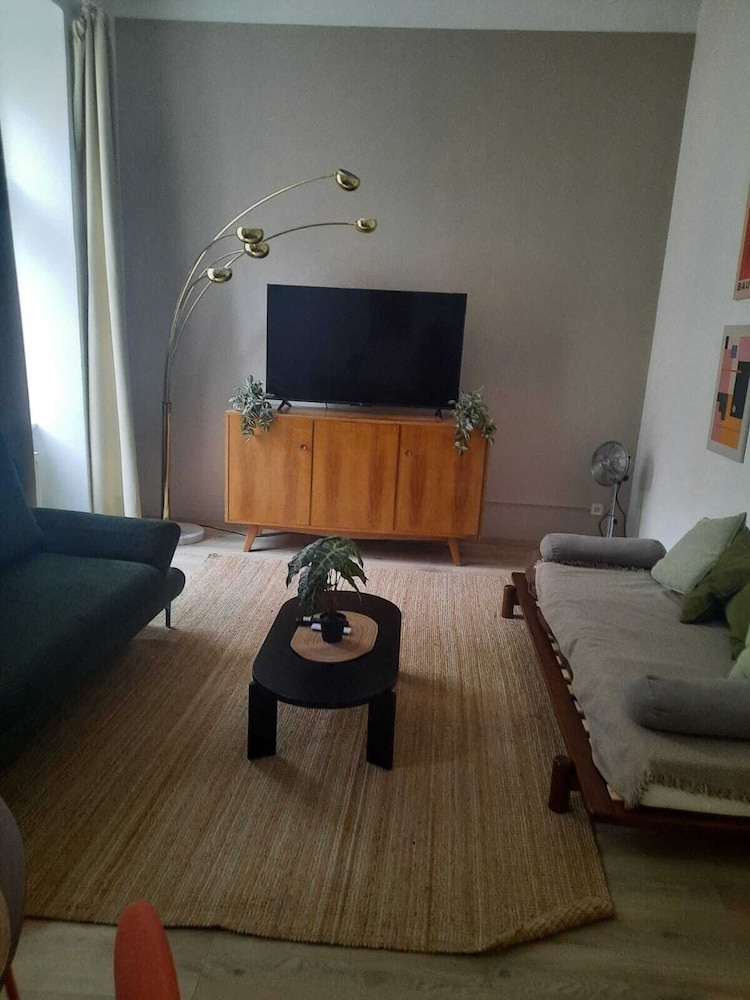 Modern 1BR With Living Room Central