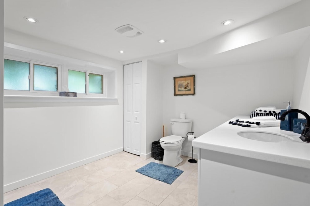 Luxurious Lower Level Apartment Closeto Downtown