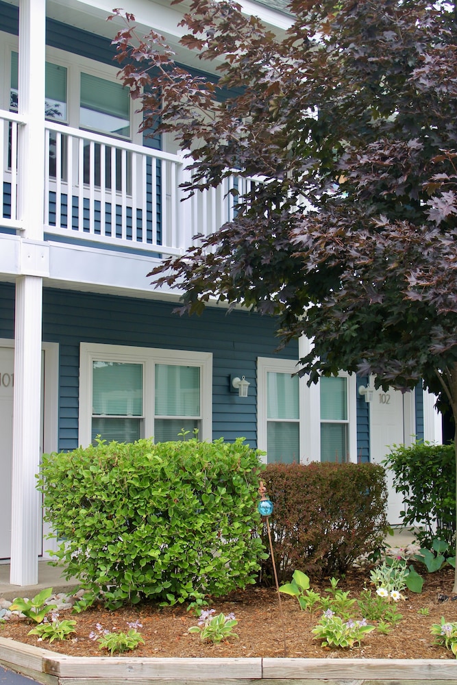 Empire Lakeshore Inn