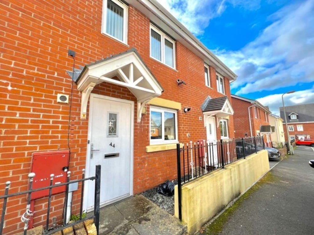 Quiet 2bedroom Home-garden-parking-family Friendly