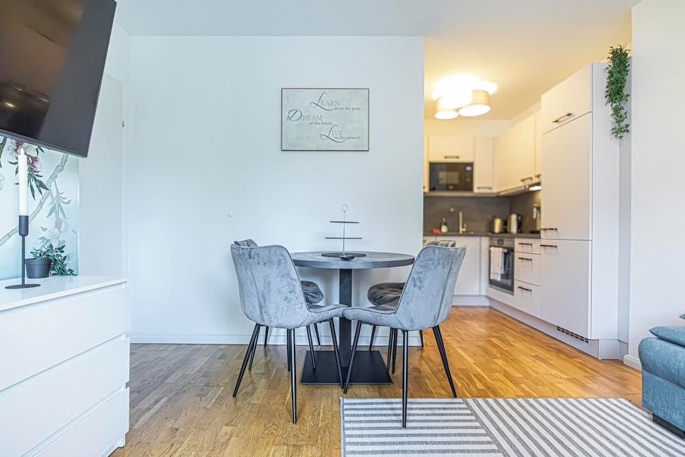Cozy 1BR 1LR Apartment Balcony City