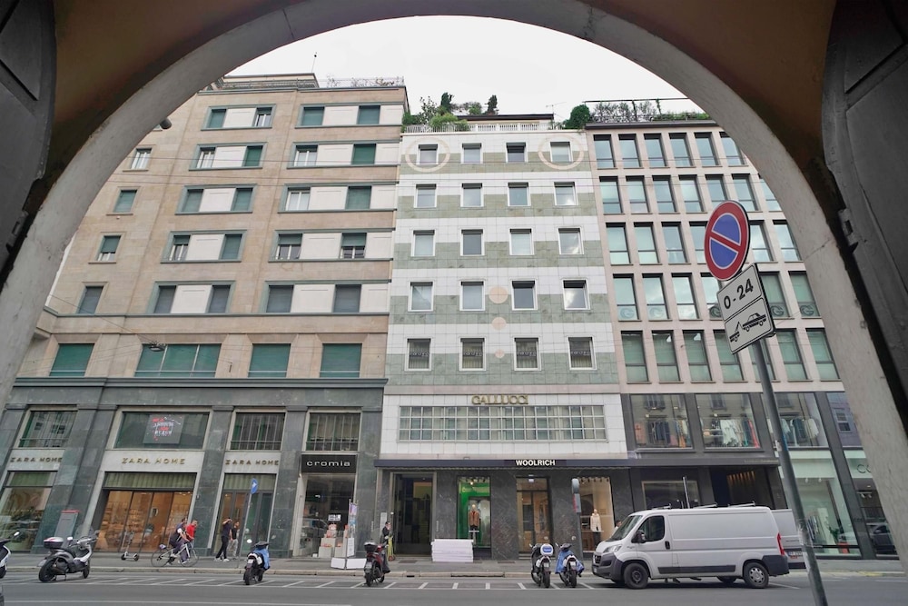 Corso Venezia - Elegant 1 BR apt With Shared Rooftop Terrace in the Heart of Milan