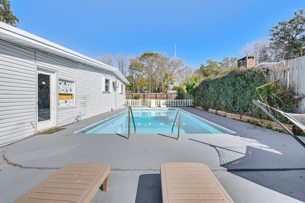 Fort Walton Home w/ Shared Pool - 2 Mi to Beach!