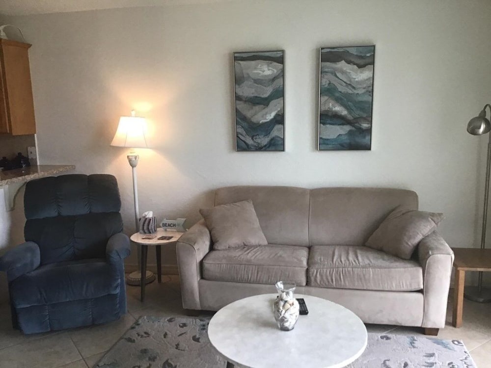 Updated Condo Across The Street From Daytona Beach, Lots Of Amenities 1 Bedroom Condo