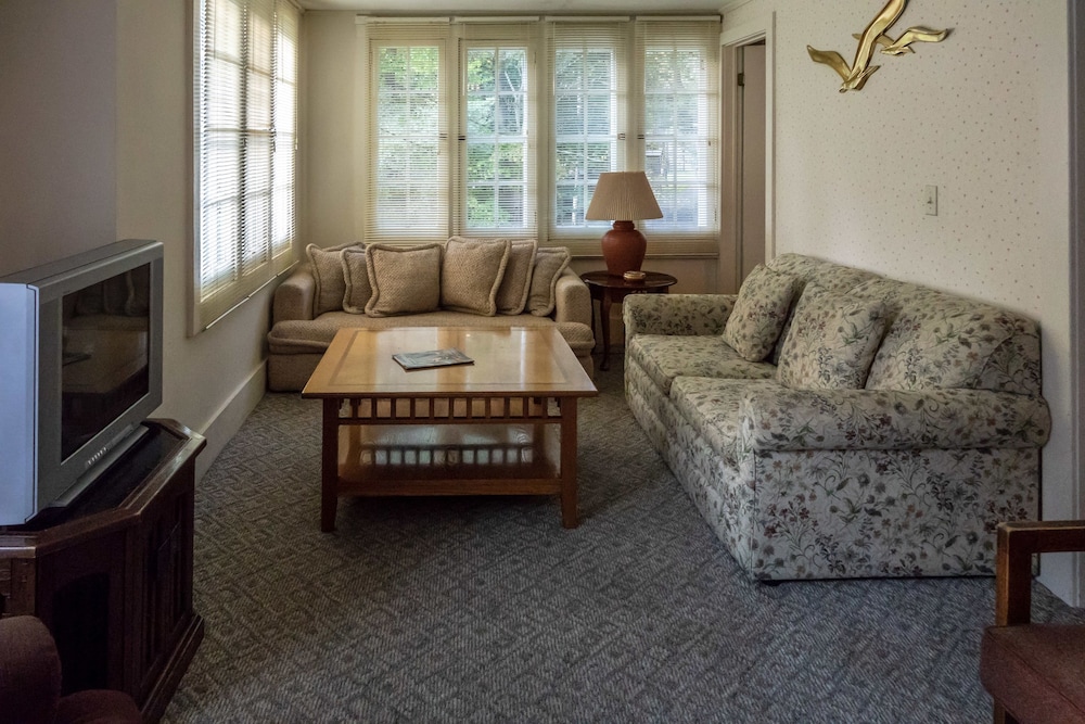 Maple Springs Lake Side Inn