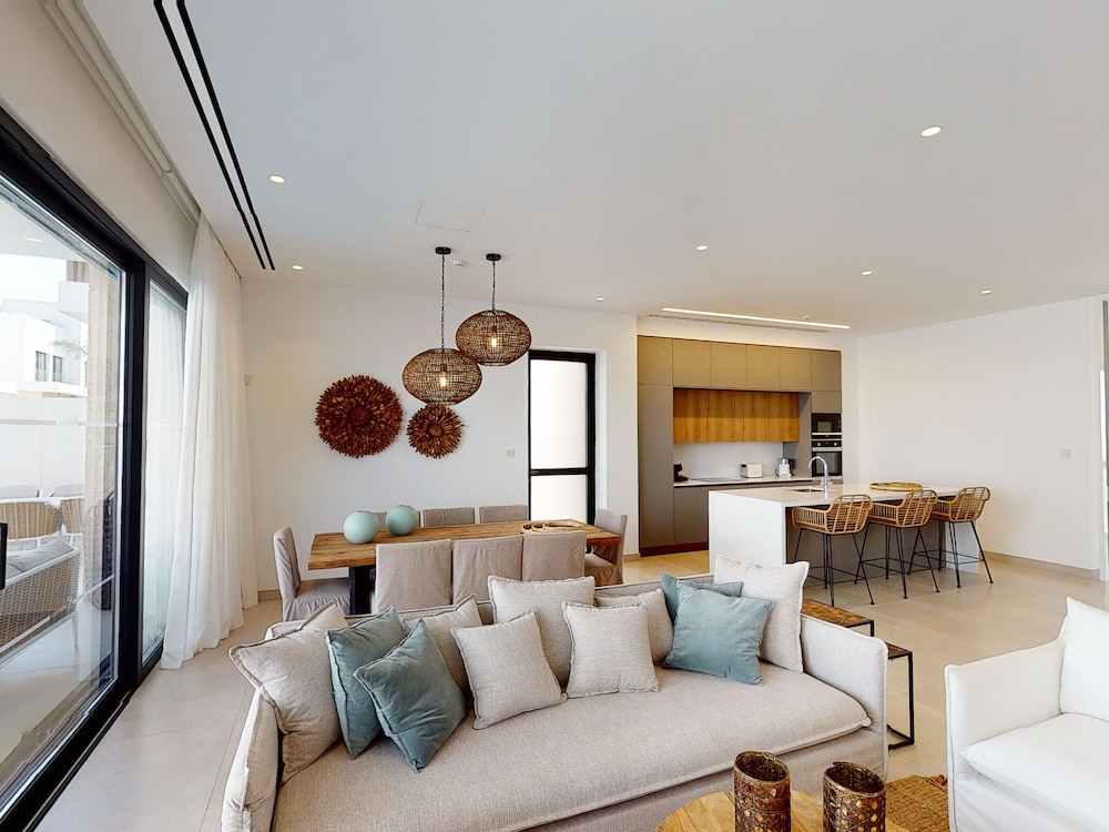 Sanders Konnos Bay Cleo - Amazing 4-bedroom Villa With a Side Sea View