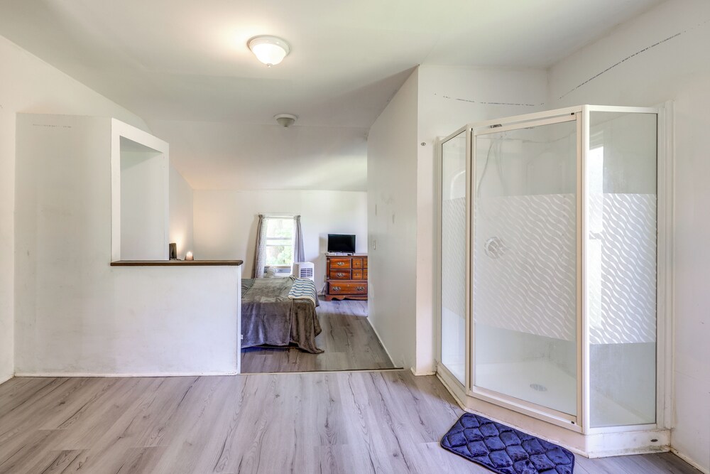 8 Mi to Keuka Lake: Walkable Apartment in Bath