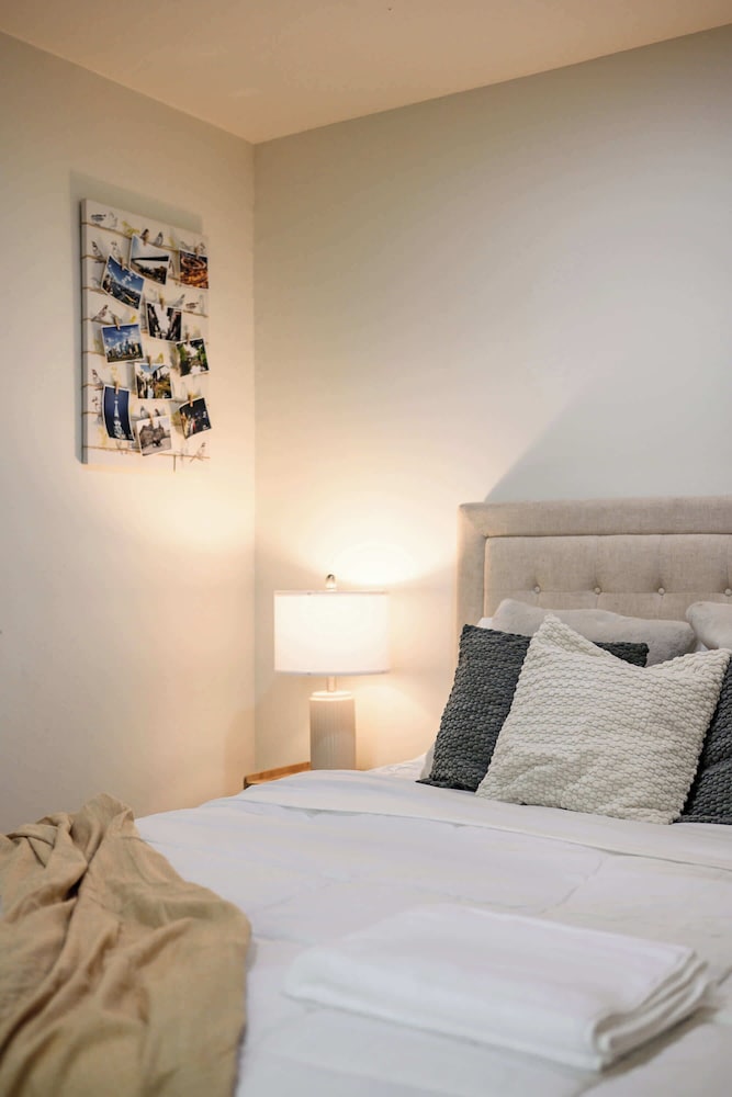 Modern 5BR Villa w AC Fast Wifi Near Crypto