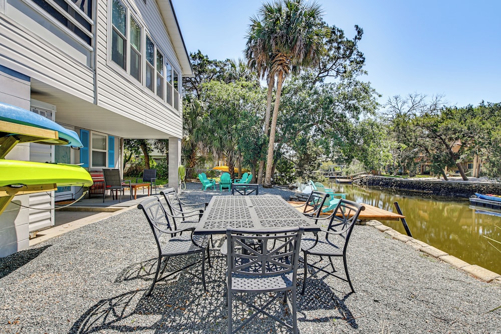 Outdoor Oasis: Canal-front Home in Crystal River