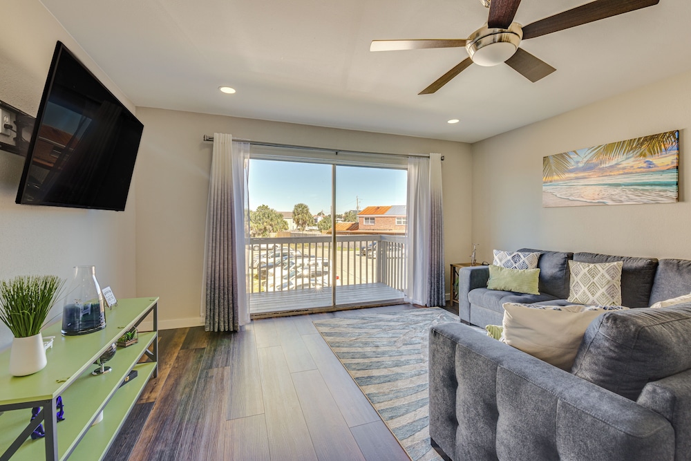 Walk to Okaloosa Island Beach: Coastal Condo!