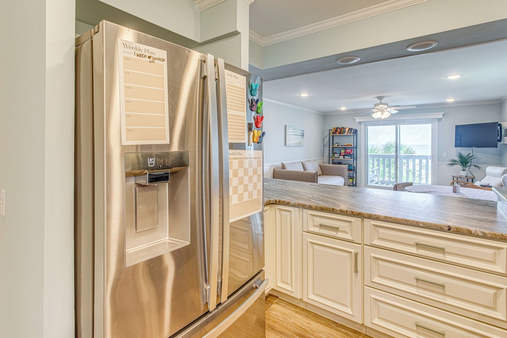 Beachfront Oasis w/ Pool Access in Surfside Beach!