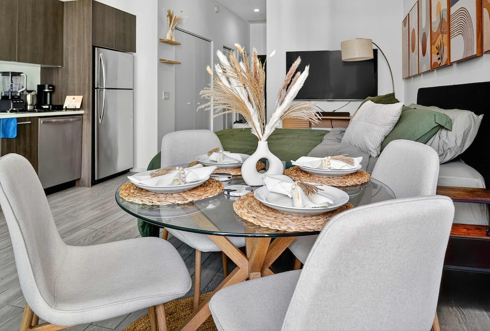 CBD Luxepad Penthouse Studio 1 King Bed Gorgeous Bay Views Pool Hottub Gym Restaurants