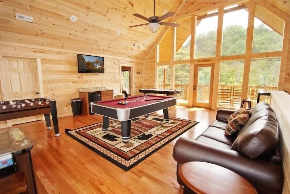 Pemberley Manor - 7 Bedrooms, 7.5 Baths, Sleeps 30 Home by RedAwning