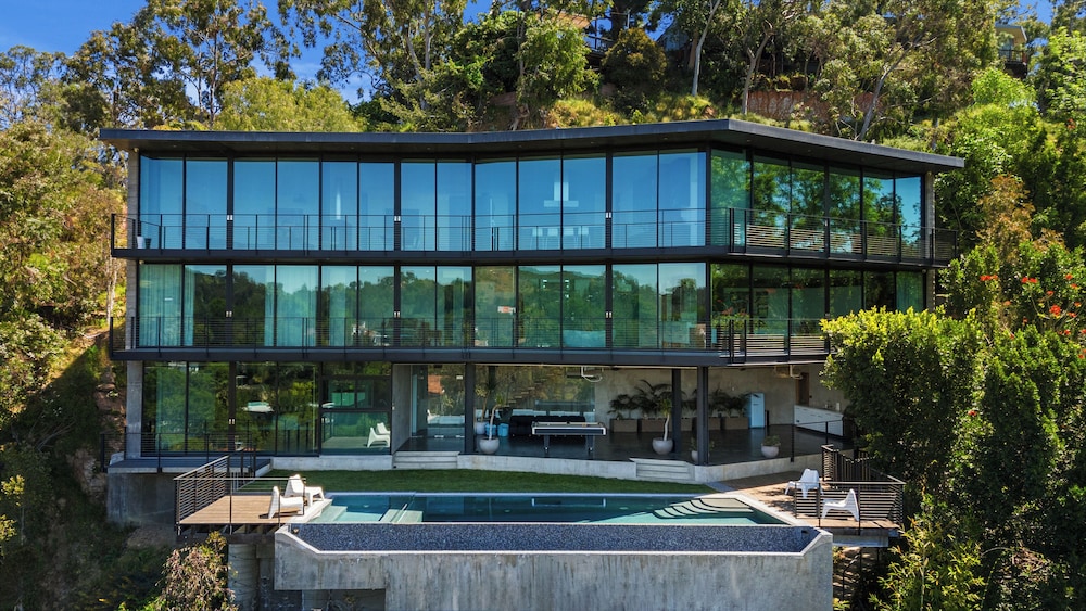 Glass Mansion - Chic Glass Villa in LA Hills With Views, Style & Serenity