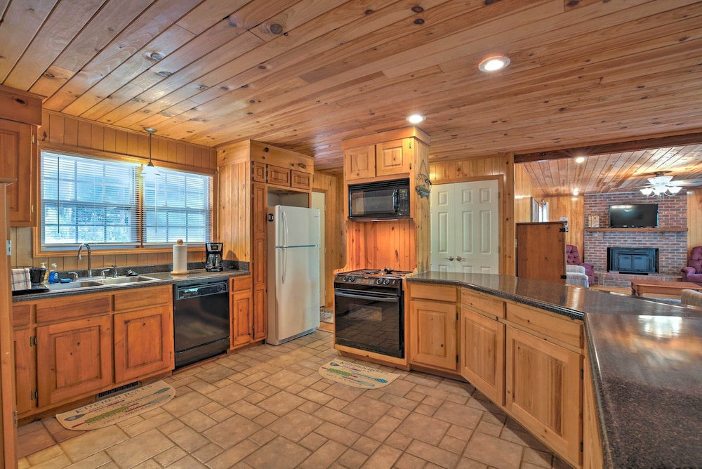 Pet-friendly Toccoa Home w/ Deck  Lake Access! - Property Image 20