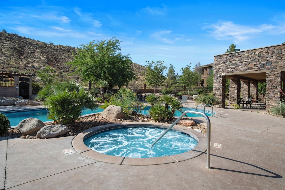 Brand New! Desert Cliff Sleeps 20 Guests!