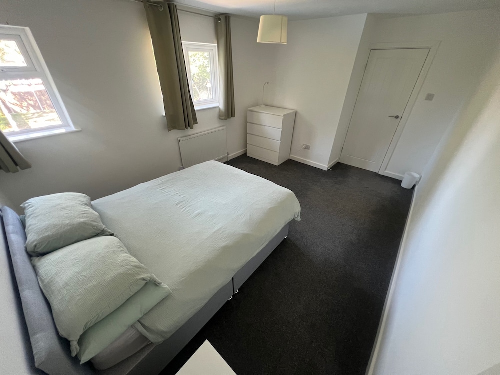 3 Bedroom House - Sleeps 6 & Free Parking
