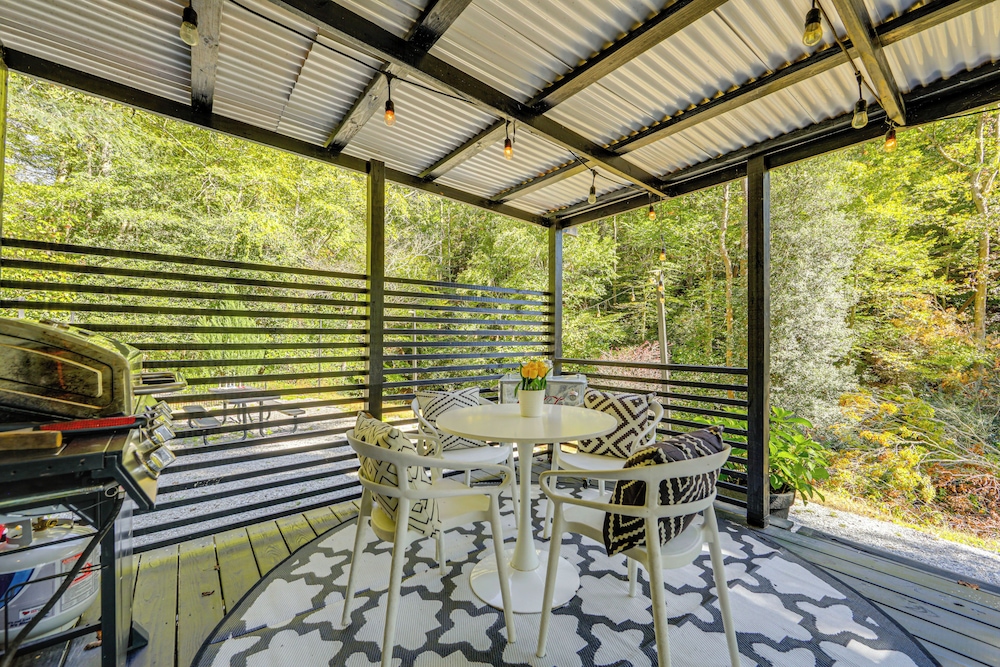 Blue Ridge Mountain Tiny Home: Escape to Nature!