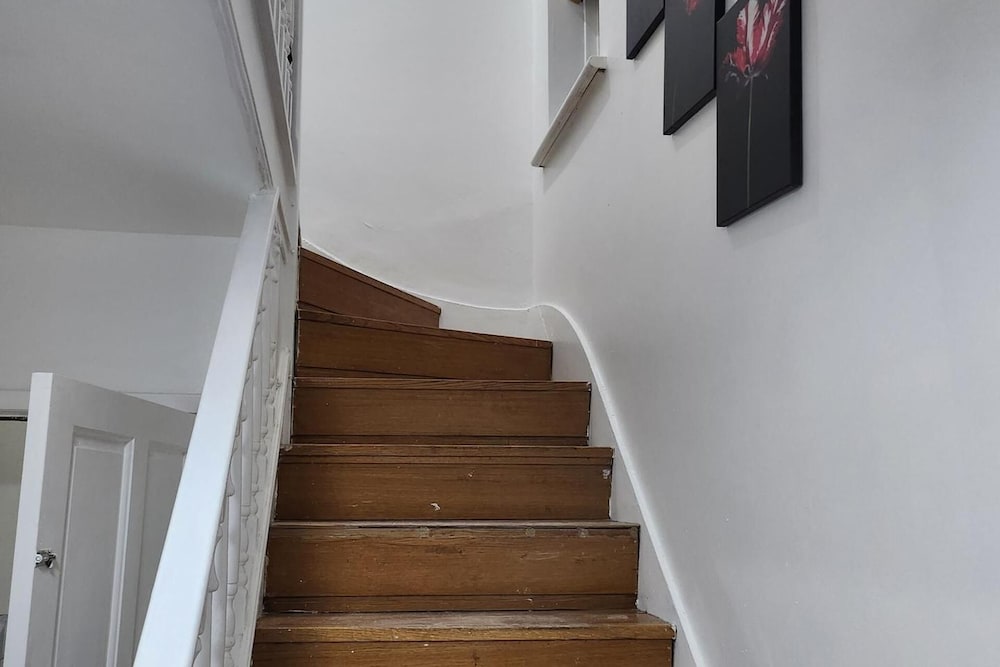 Cosy Dagenham Retreat for Family