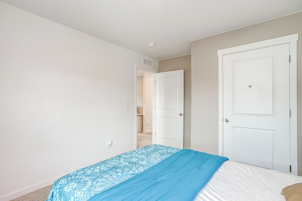 Perfect for Families! Quiet Aurora Home