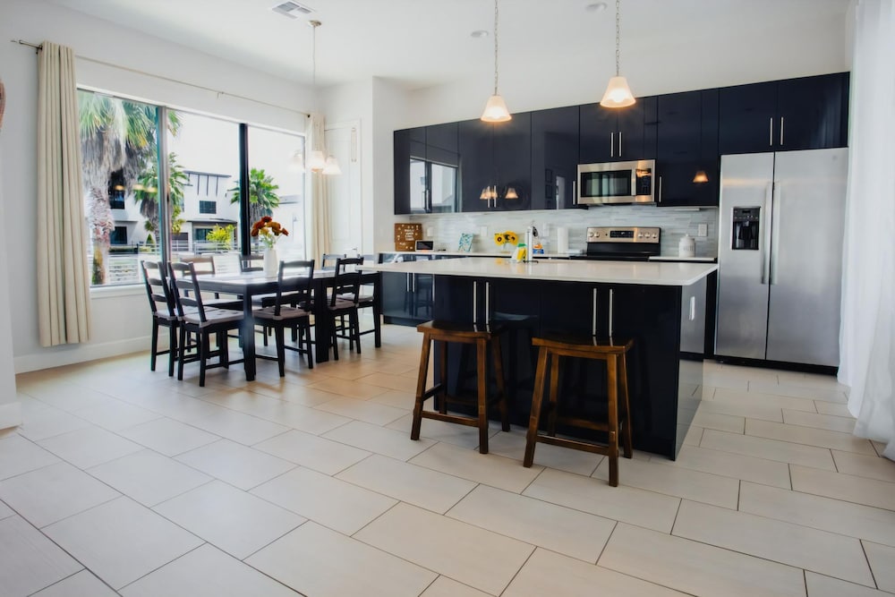 Townhome- 4Bd - Close To Parks Shops