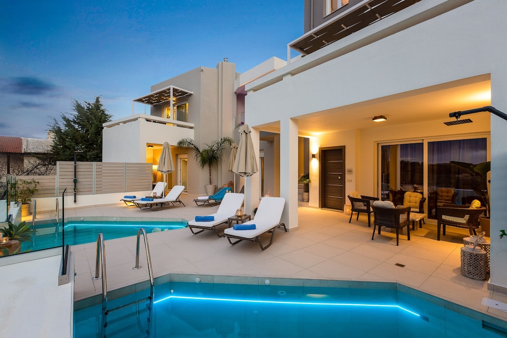 Three Moirai Villa With 2 Heated Pools