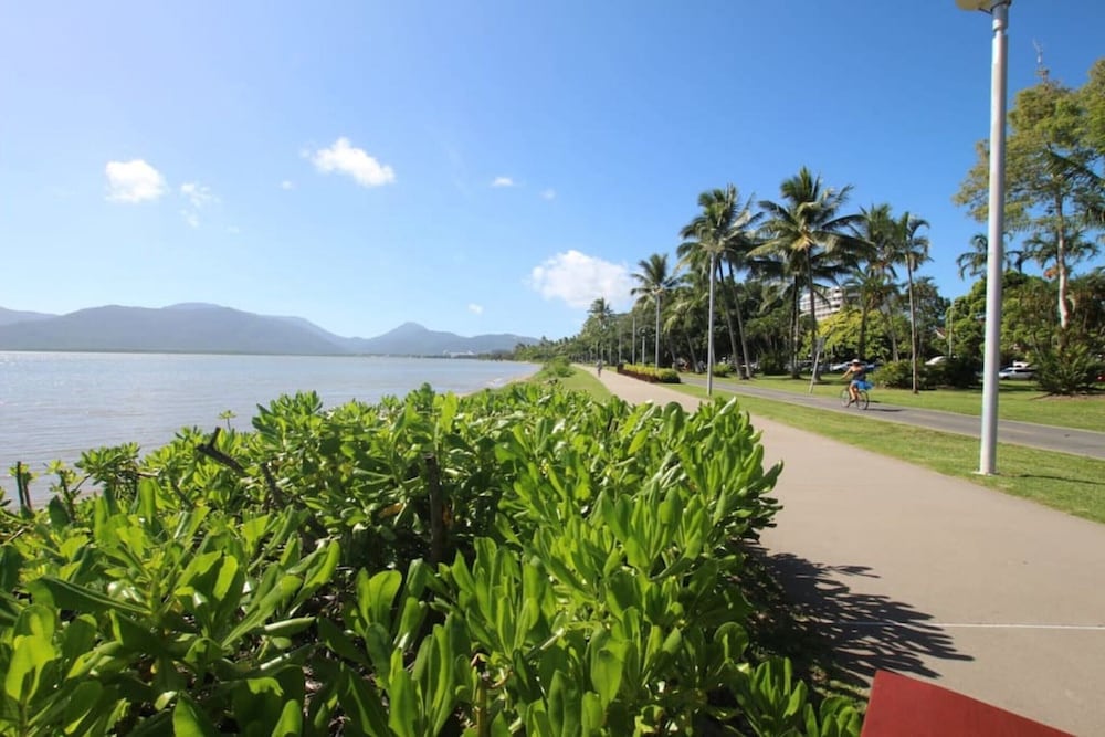Cairns North 4-bed With Outdoor Dining & Pool