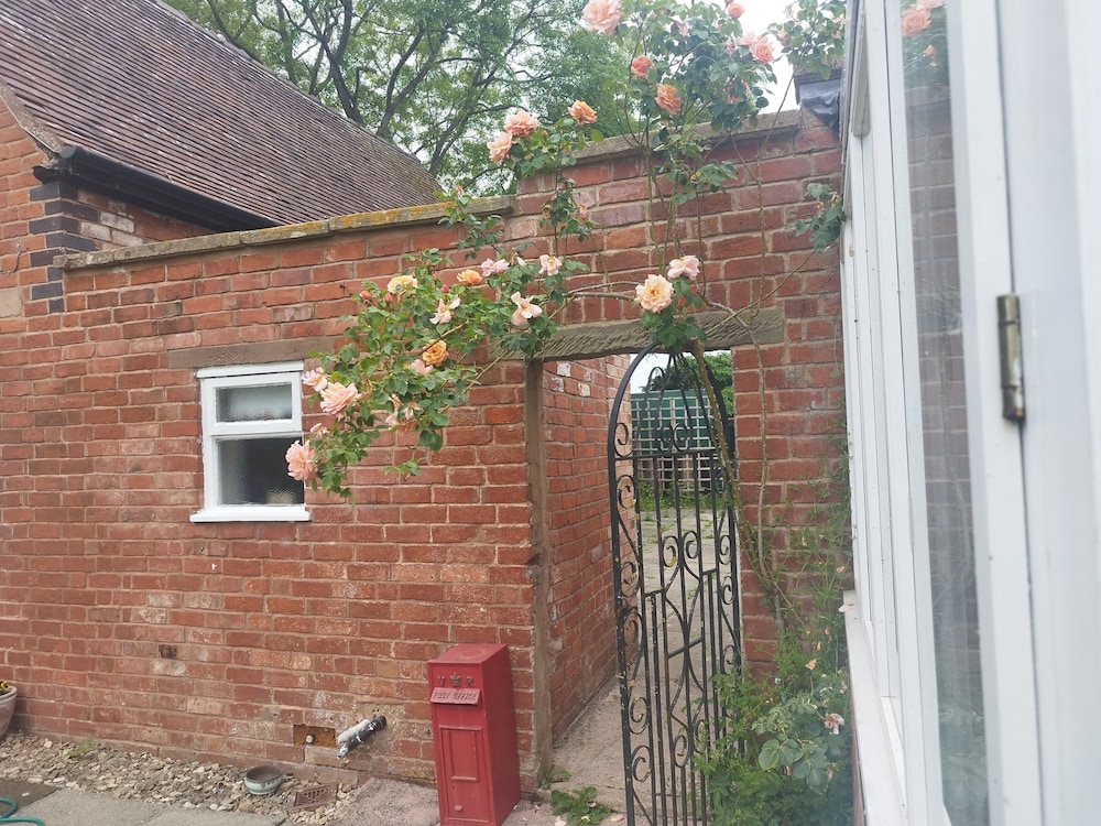 Old School House-2 Bedroom-sleeps 6-large Garden
