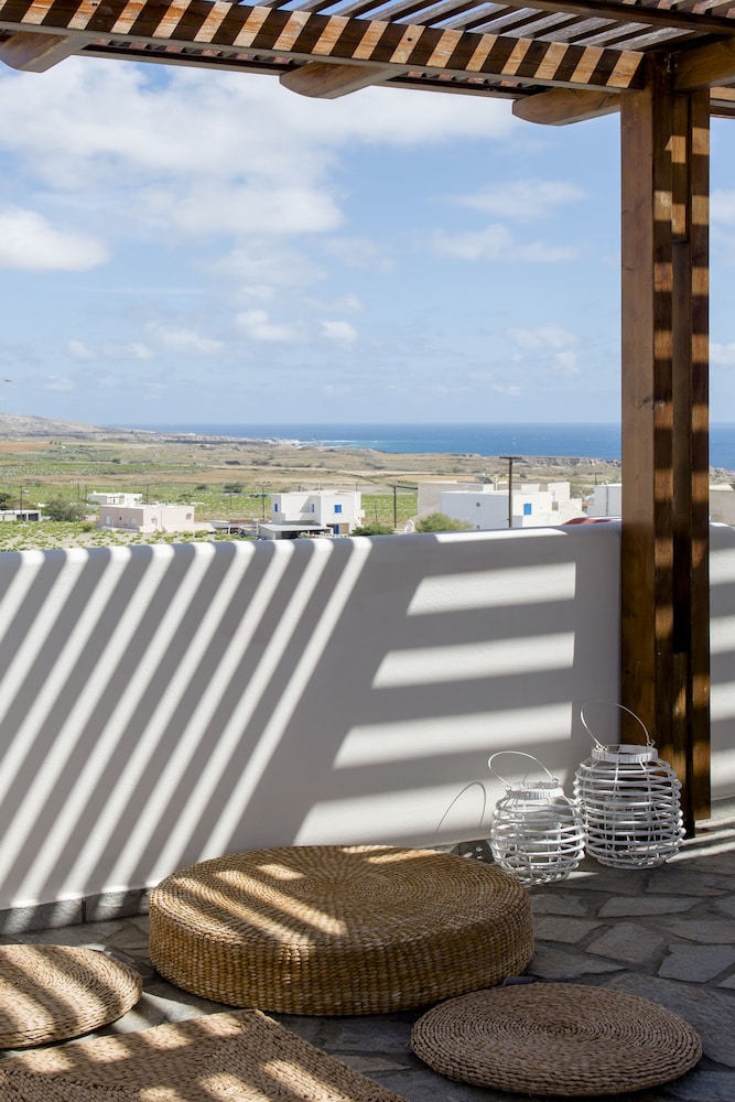 Earino Suites & Villas