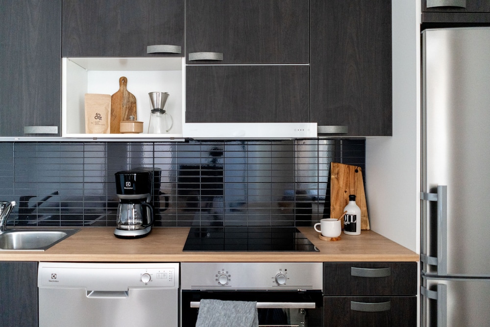 Stylish 1br with balcony in new building view 3