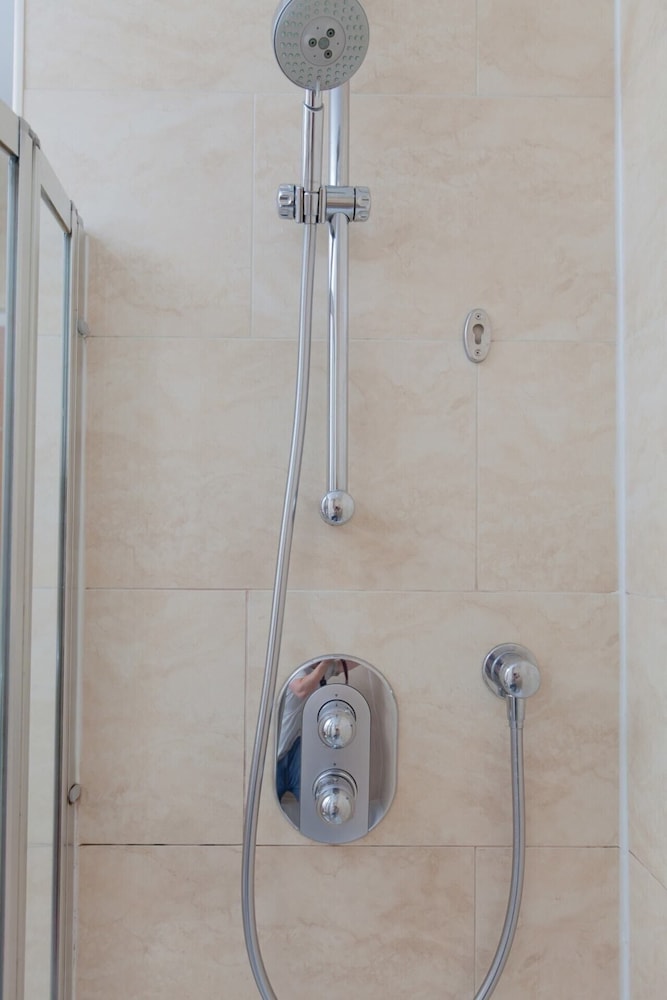 Holyrood Residence - Luxury Apartment With Parking