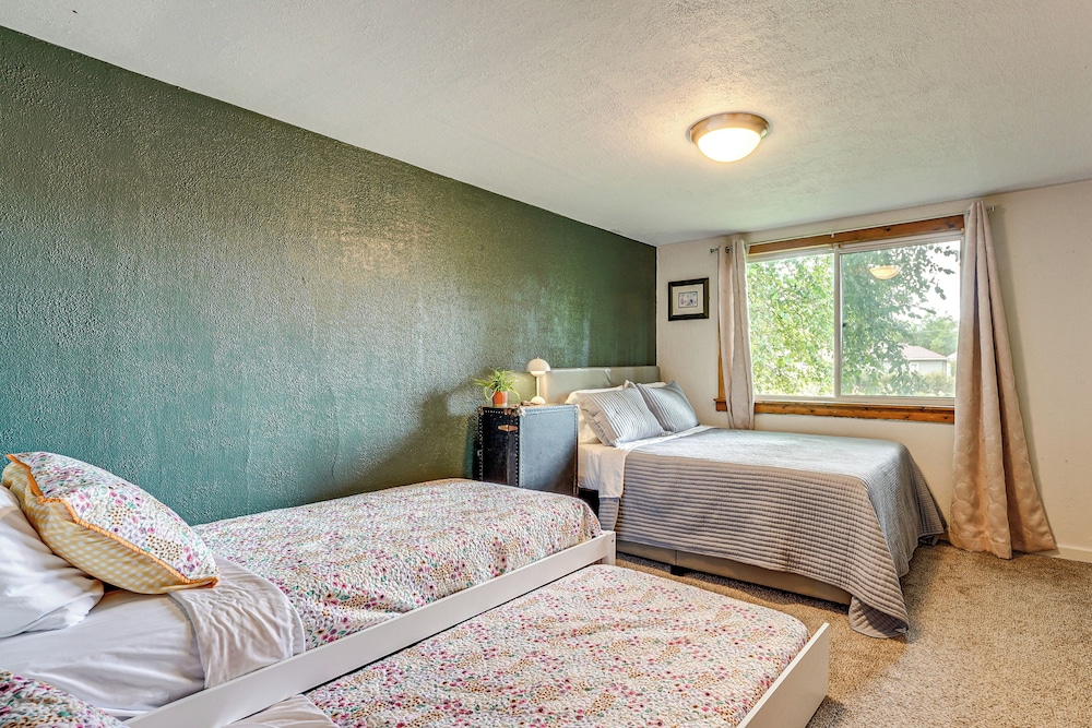 2 Mi to Michigan's Adventure: Family Home w/ Patio