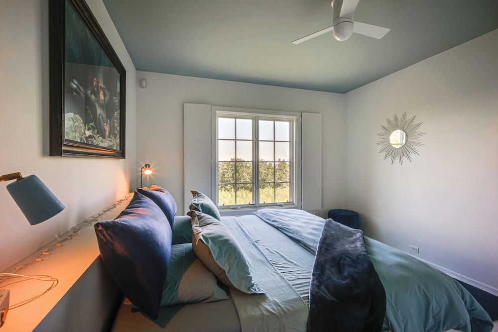 Group-friendly Newbury Stunner: Home Gym, Hot Tub!