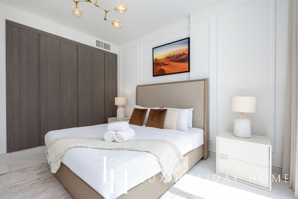 LUX | 2BR Lagoon View – District One, 10–15 min Burj Khalifa