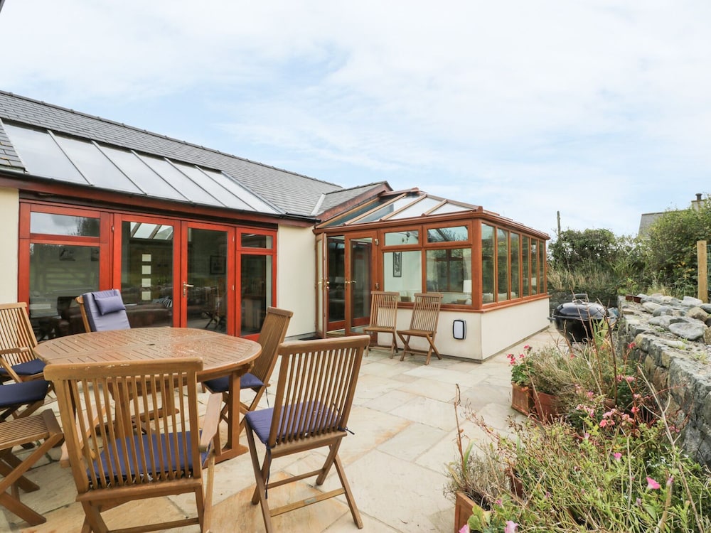 Manaros Cottage