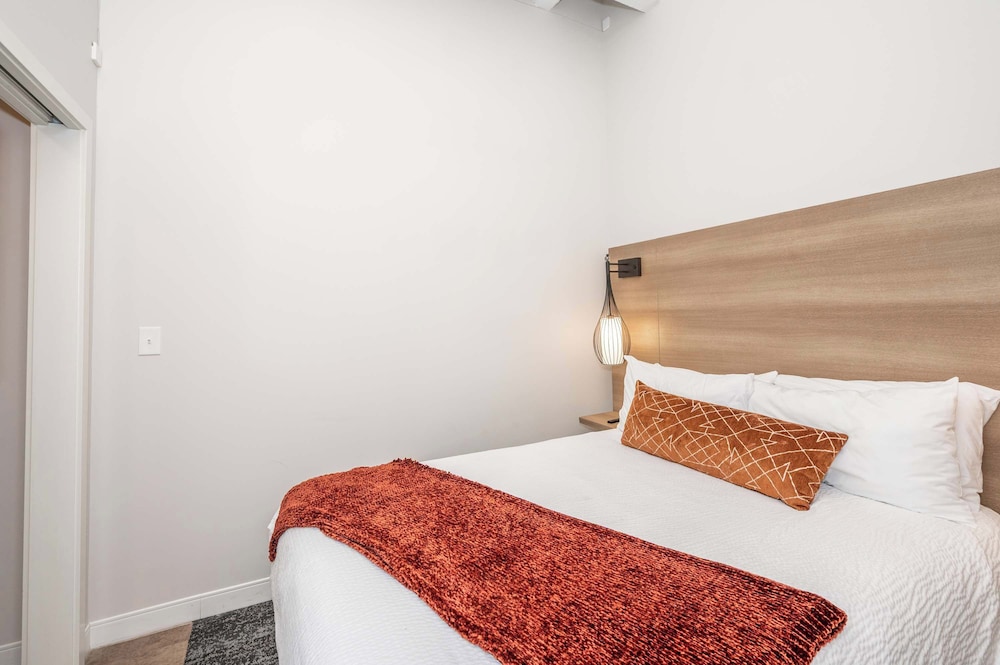 The 333 Suites For 24 Guests