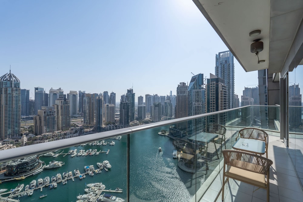 Marina Views and a 3 Bedroom Apartment in Dubai Marina