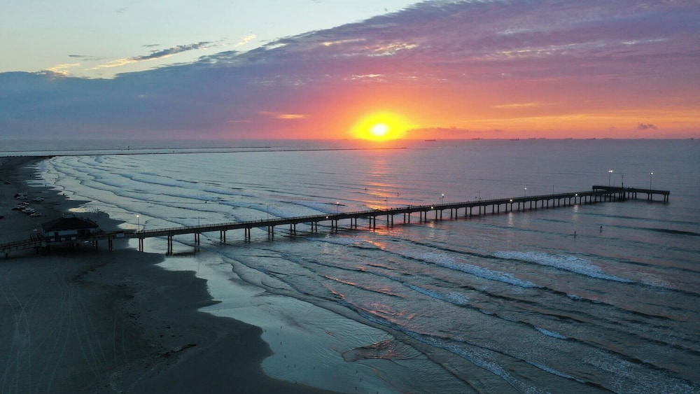 Walk to the Beach Ocean Views, Balcony Dining & Open Living Beachview 54 by Avantstay