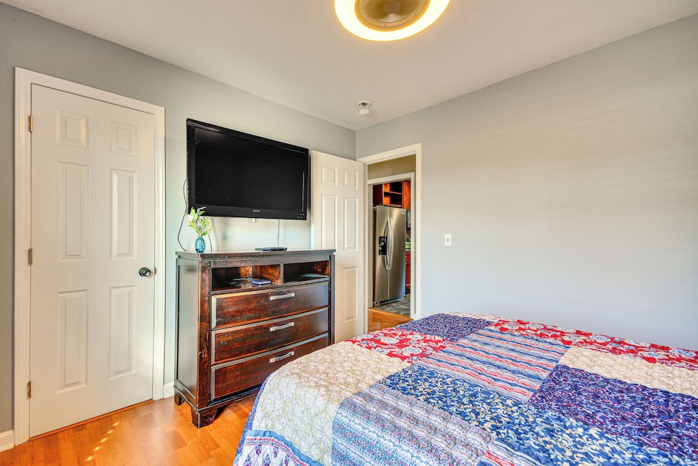 2 Mi to Dtwn Greensboro: Pet-friendly Retreat!