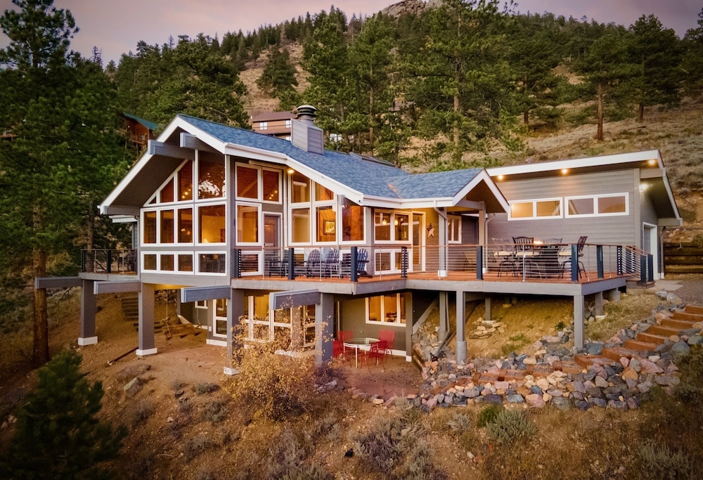 Herondale Luxury Vacation  At Windcliff 3 Bedroom Home by RedAwning