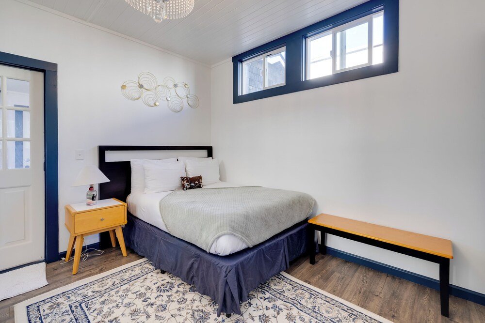 Fire Pit & River View: Serene Stay in Seaside!