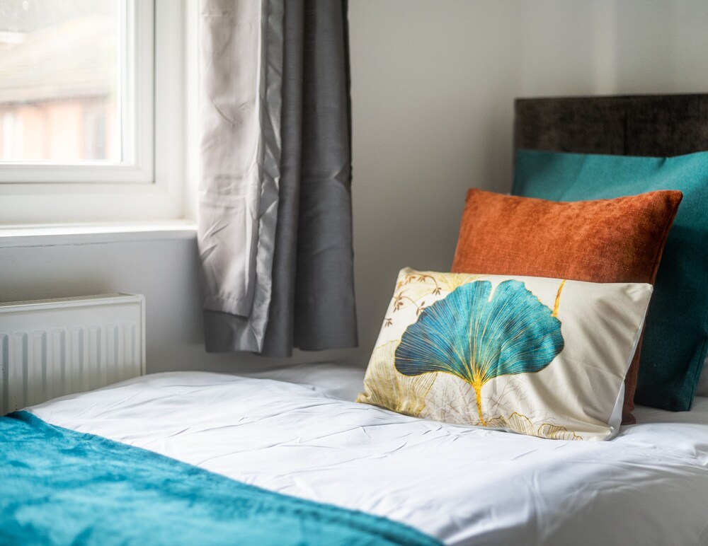 Hale Lodge, Beautiful 3 BR Home With Free Parking