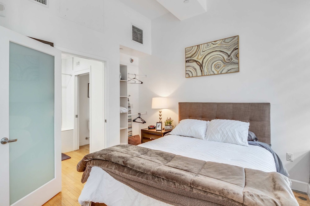 Stylish Deluxe 1BR At HWH by Oneluxstay
